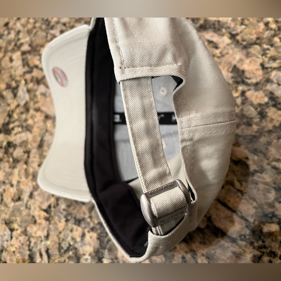 Official New York Yankees New Era Hat - Picture 4 of 5